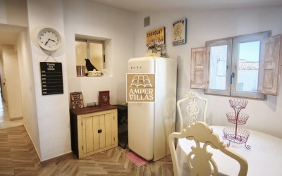 Hus i Altea la Vella, i to etasjer med flere terrasser.